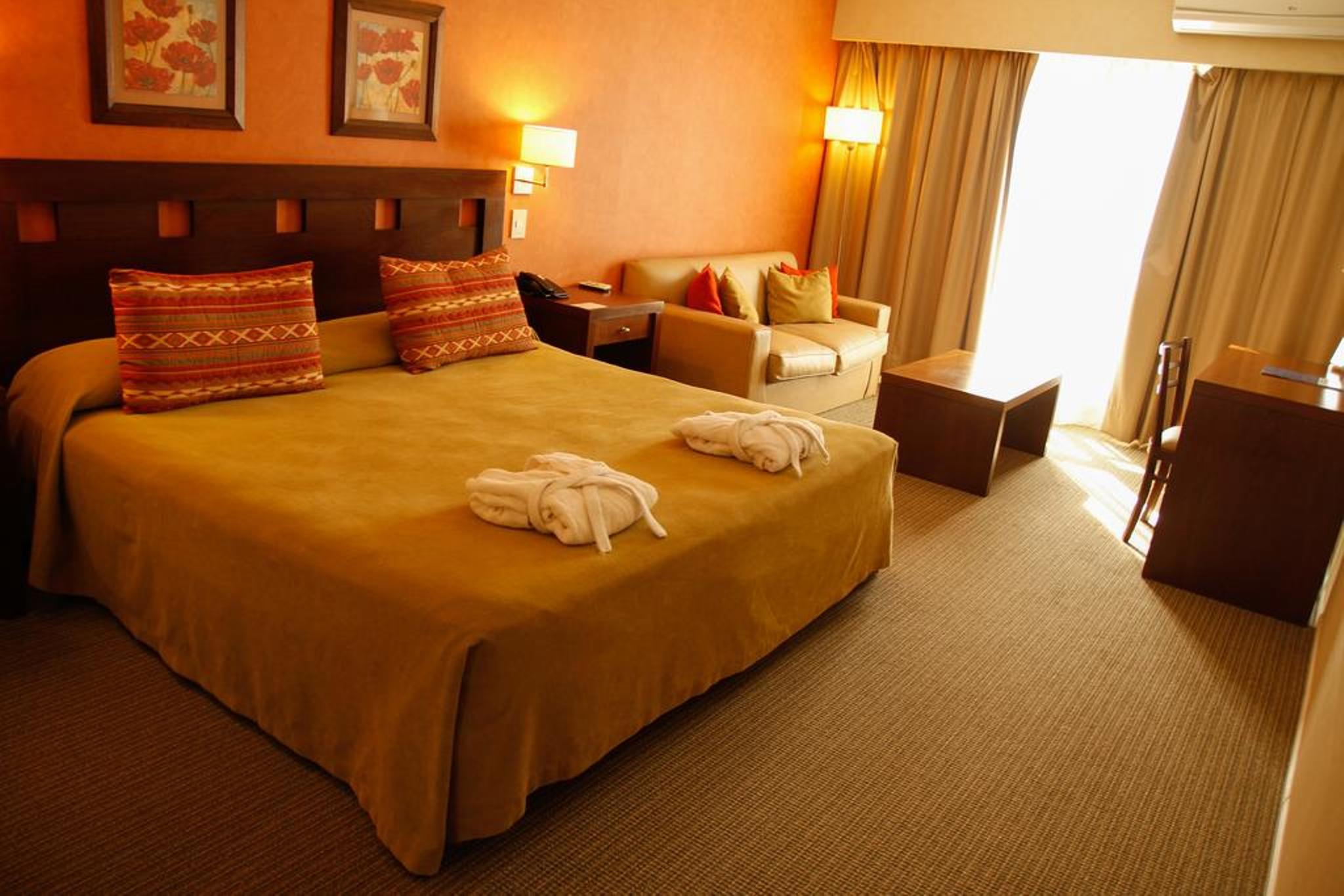 Hotel Howard Johnson Trenque Lauquen Kültér fotó