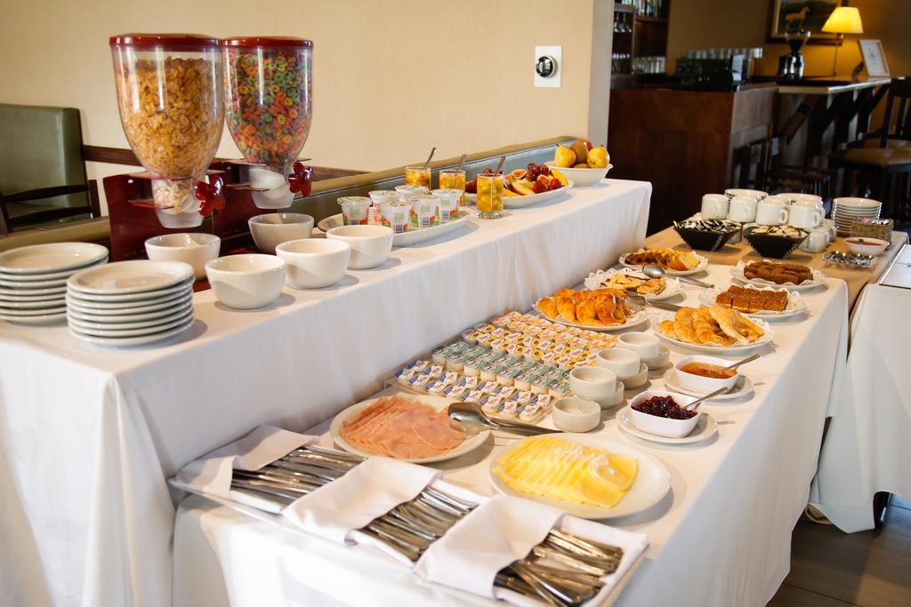 Hotel Howard Johnson Trenque Lauquen Kültér fotó